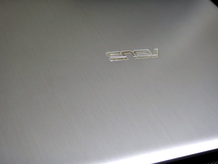 asus-u38n-unbox-body-top.jpg