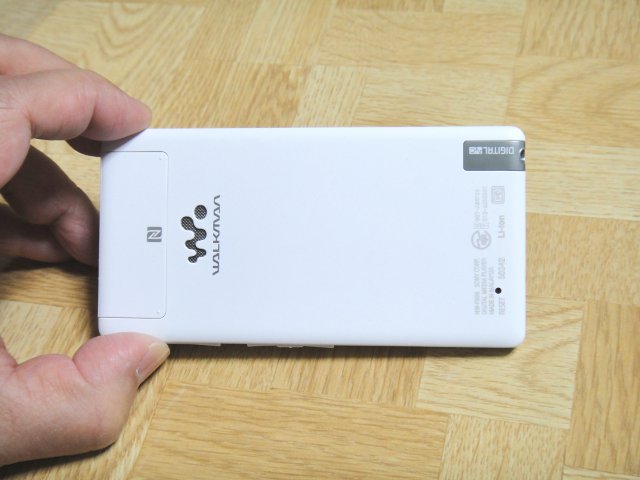 nw-f886-unbox-back.jpg