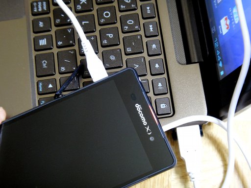 sony-docomo-xperia-z2-carregando-pelo-usb-do-tf101.jpg