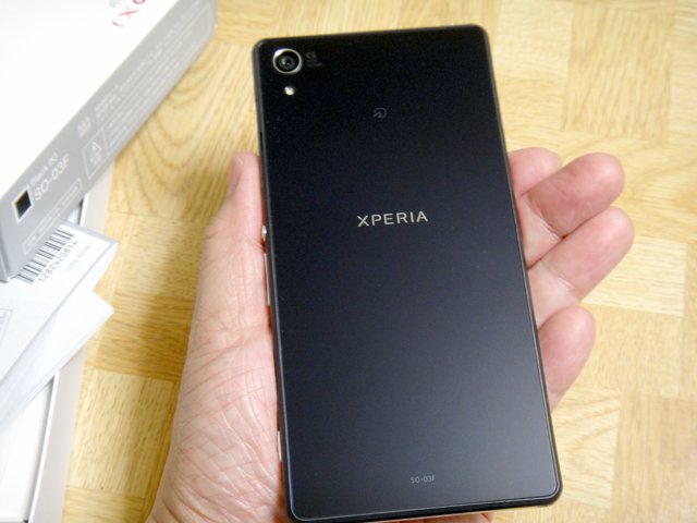 sony-docomo-xperia-z2-na-mao-back.jpg