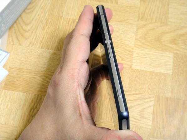 sony-docomo-xperia-z2-na-mao-side.jpg
